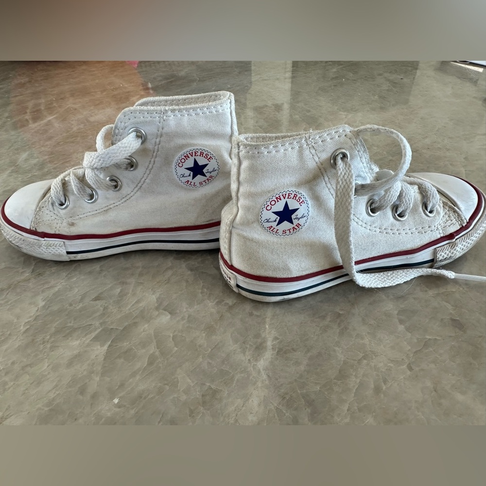 Toddler size 7 high top converse